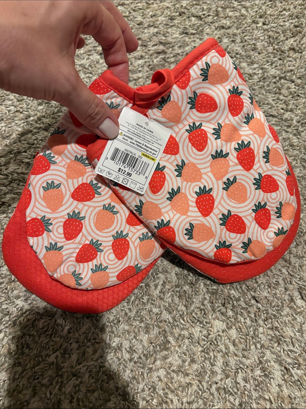 FREE in bundle NWT Strawberry Print Kitchen Oven Mitts - Red